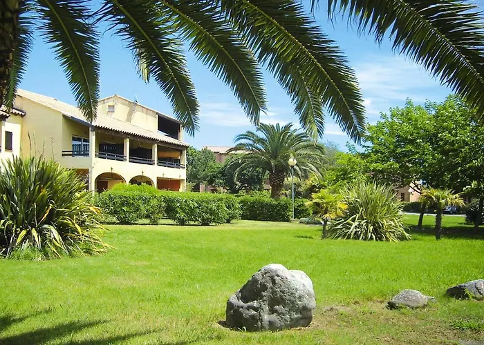 Spacious Corsica Stay For 8 Near Beach Lejlighed